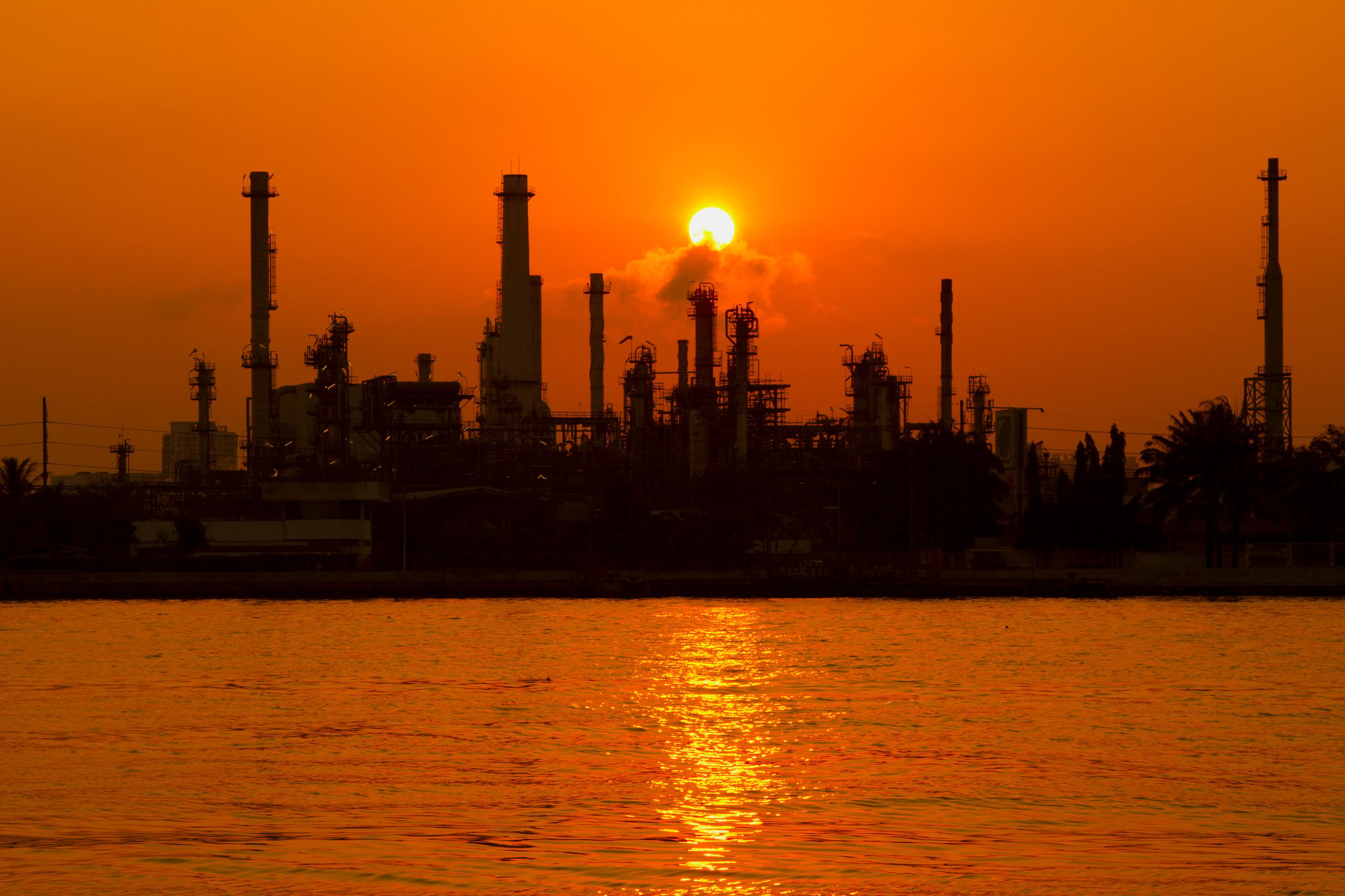 夕阳下的炼油厂