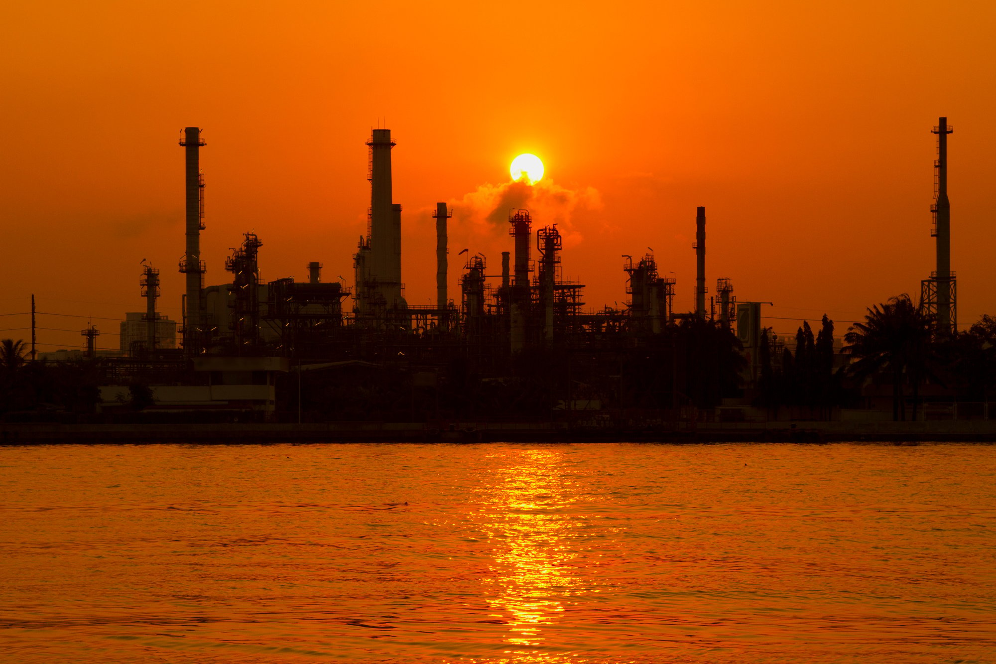 Refinería al atardecer