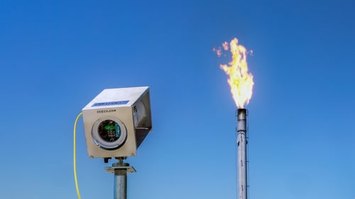 Zeeco Contour auf eine brennende Fackel gerichtet