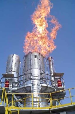 图1.火炬 系统的例子，该系统设计用于处理合成氨设施的废气，其特点是有挡风玻璃以帮助有效燃烧。