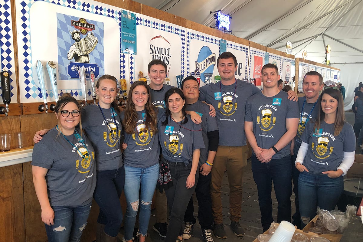 Zeeco gruppo di giovani professionisti che fa volontariato con il Tulsa River Parks Oktoberfest
