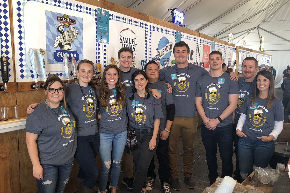 Zeeco grupo de jóvenes profesionales voluntarios con Tulsa River Parks Oktoberfest