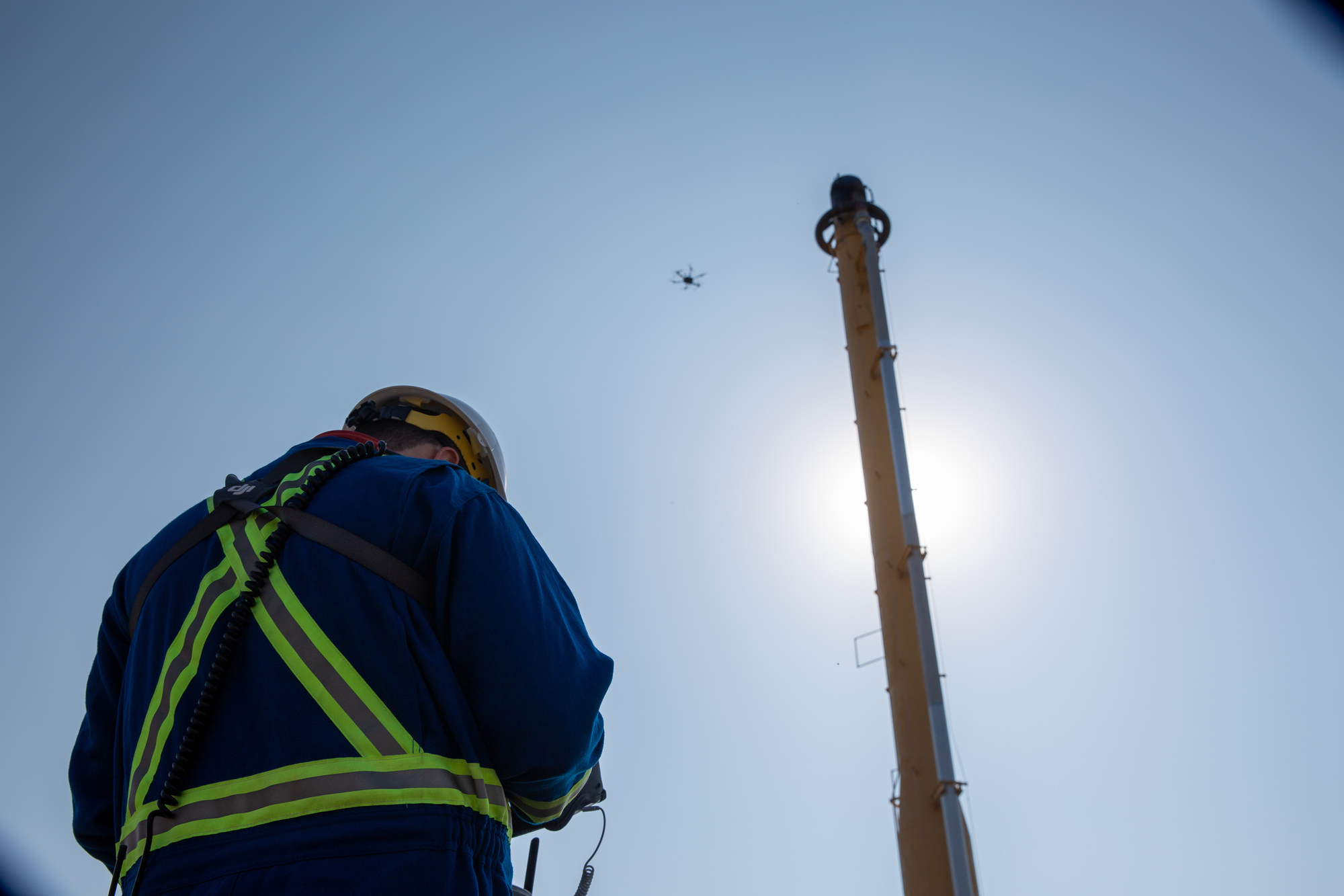Arbeiter steuert Drohne für Fackelinspektion