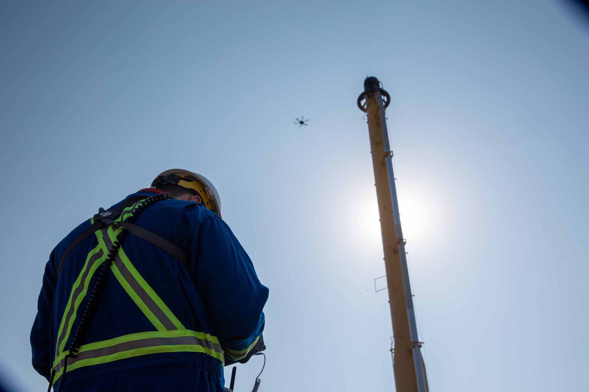 Lavoratore che esegue ispezioni con il drone per i razzi