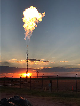 Weitwinkelaufnahme einer Fackel, die bei einem Pipeline-Blowdown zum Einsatz kommt