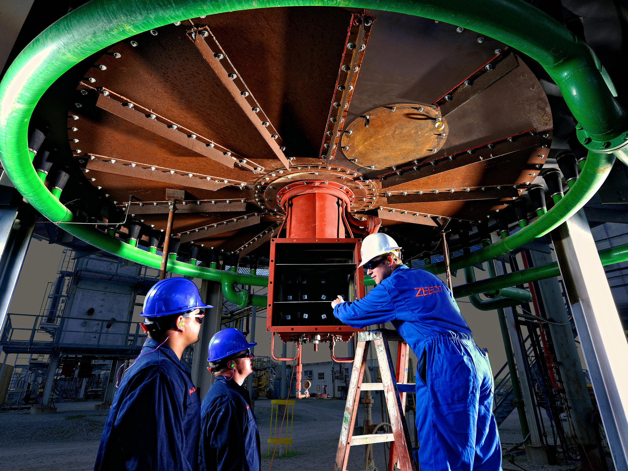 Trabajadores inspeccionando el equipo